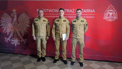 Przyjęcie nowego strażaka i nagroda za międzynarodowe zawody. Zbiórka w świdnickiej komendzie PSP