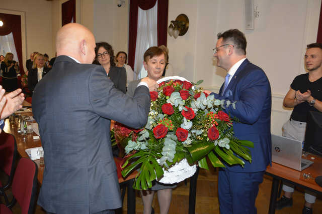 [FOTO] Powołano nową skarbnik gminy Strzegom. Poprzedniczka uhonorowana zaszczytnym tytułem