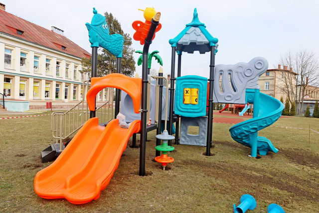 [FOTO] Nowy plac zabaw przy żarowskiej podstawówce