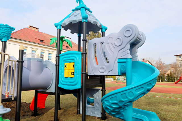 [FOTO] Nowy plac zabaw przy żarowskiej podstawówce