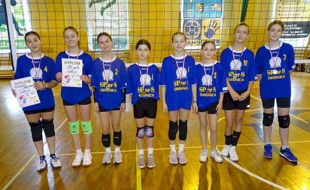 [FOTO] Rostrzygnięto turniej siatkarskich trójek dziewcząt