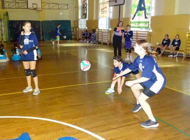 [FOTO] Rostrzygnięto turniej siatkarskich trójek dziewcząt