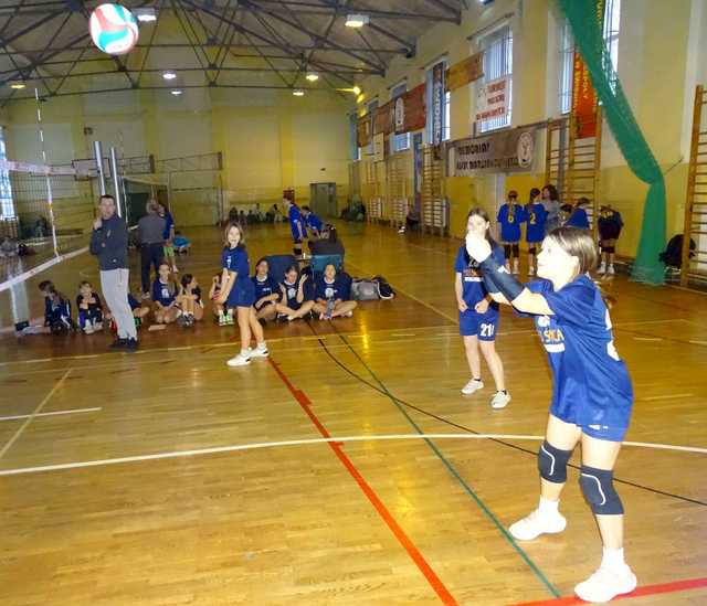 [FOTO] Rostrzygnięto turniej siatkarskich trójek dziewcząt