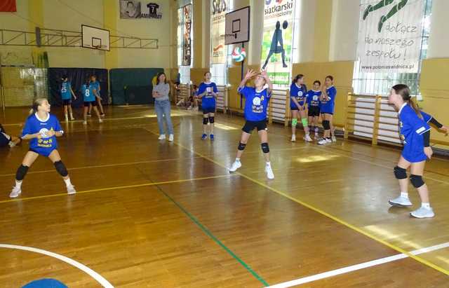 [FOTO] Rostrzygnięto turniej siatkarskich trójek dziewcząt