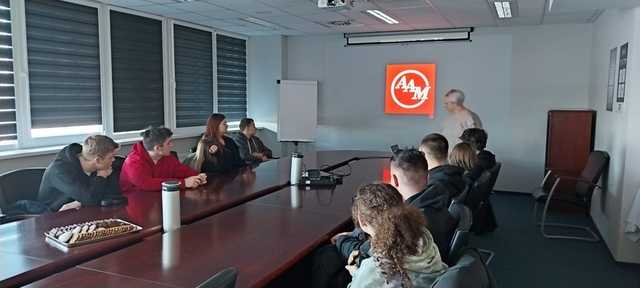 [FOTO] Uczniowie strzegomskiego Zespołu Szkół odwiedzili zakład AMM w Świdnicy