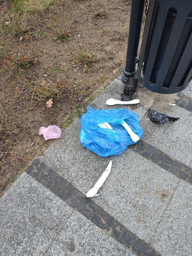 [FOTO] Miasto zaśmiecone po weekendzie. Tego nie zrobili obcy, tylko mieszkańcy Świdnicy.