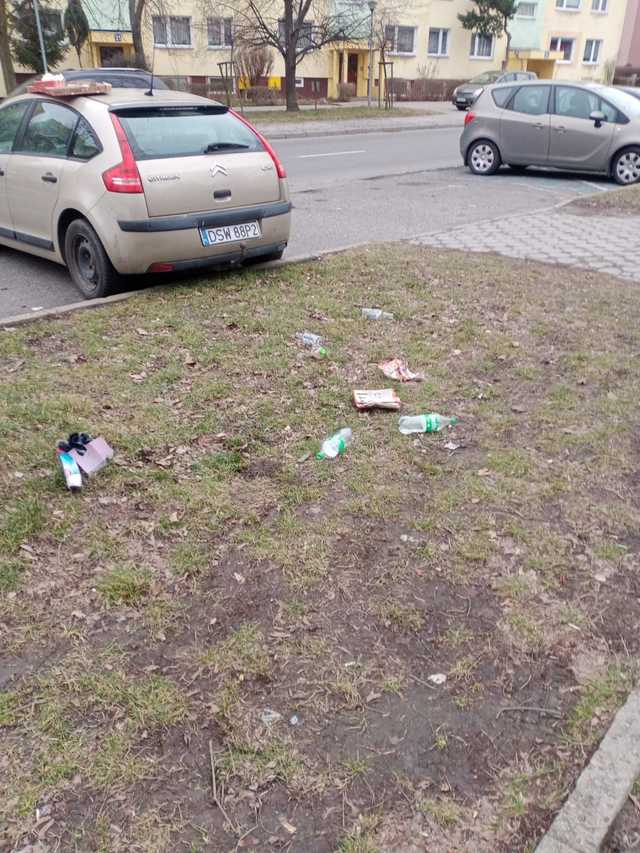 [FOTO] Miasto zaśmiecone po weekendzie. Tego nie zrobili obcy, tylko mieszkańcy Świdnicy.