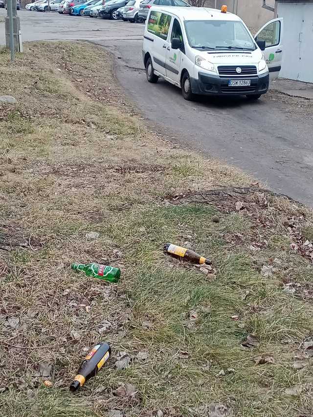 [FOTO] Miasto zaśmiecone po weekendzie. Tego nie zrobili obcy, tylko mieszkańcy Świdnicy.