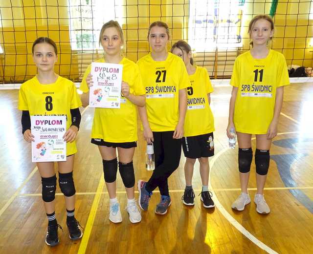 [FOTO] Młode siatkarki rywalizowały w międzyszkolnym turnieju dwójek