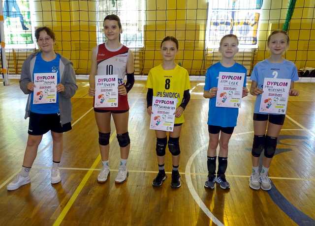 [FOTO] Młode siatkarki rywalizowały w międzyszkolnym turnieju dwójek