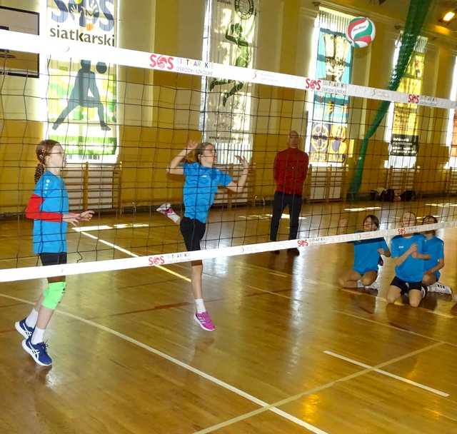 [FOTO] Młode siatkarki rywalizowały w międzyszkolnym turnieju dwójek