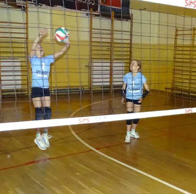 [FOTO] Młode siatkarki rywalizowały w międzyszkolnym turnieju dwójek