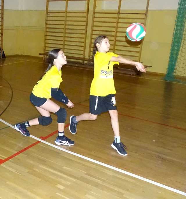 [FOTO] Młode siatkarki rywalizowały w międzyszkolnym turnieju dwójek