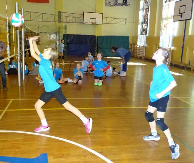 [FOTO] Młode siatkarki rywalizowały w międzyszkolnym turnieju dwójek
