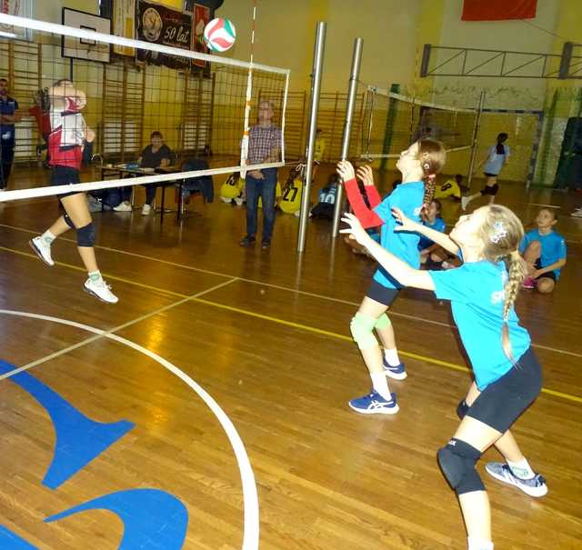 [FOTO] Młode siatkarki rywalizowały w międzyszkolnym turnieju dwójek