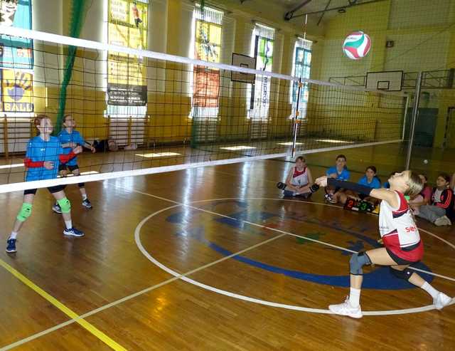 [FOTO] Młode siatkarki rywalizowały w międzyszkolnym turnieju dwójek