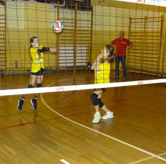 [FOTO] Młode siatkarki rywalizowały w międzyszkolnym turnieju dwójek