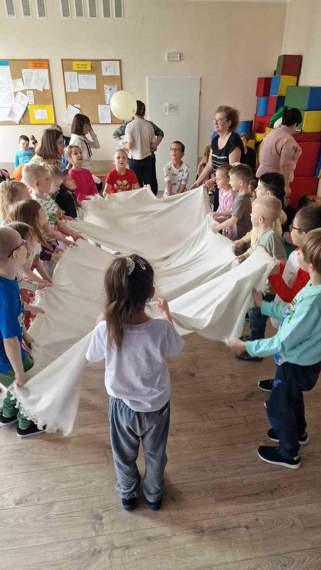 [FOTO] Cotygodniowe zajęcia sensoryczne w Przedszkolu Słoneczko