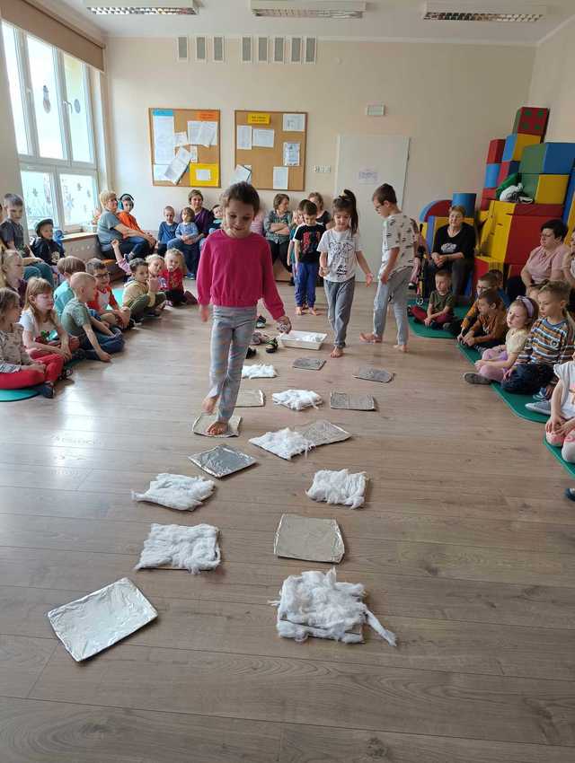 [FOTO] Cotygodniowe zajęcia sensoryczne w Przedszkolu Słoneczko