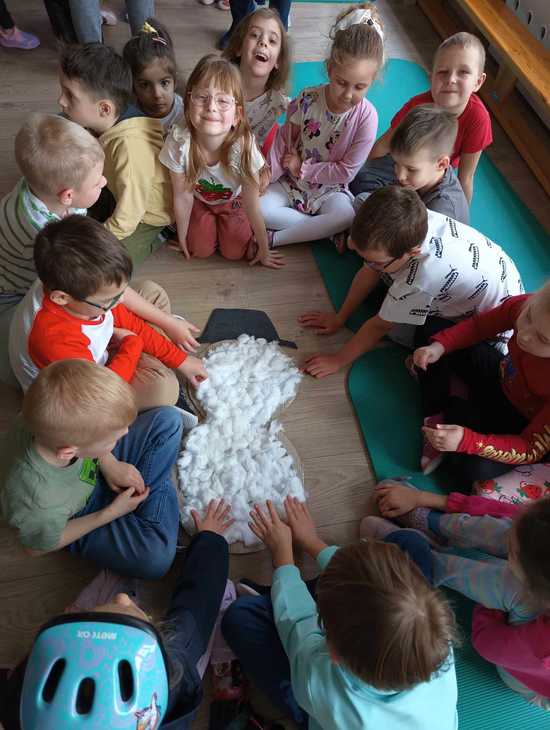 [FOTO] Cotygodniowe zajęcia sensoryczne w Przedszkolu Słoneczko