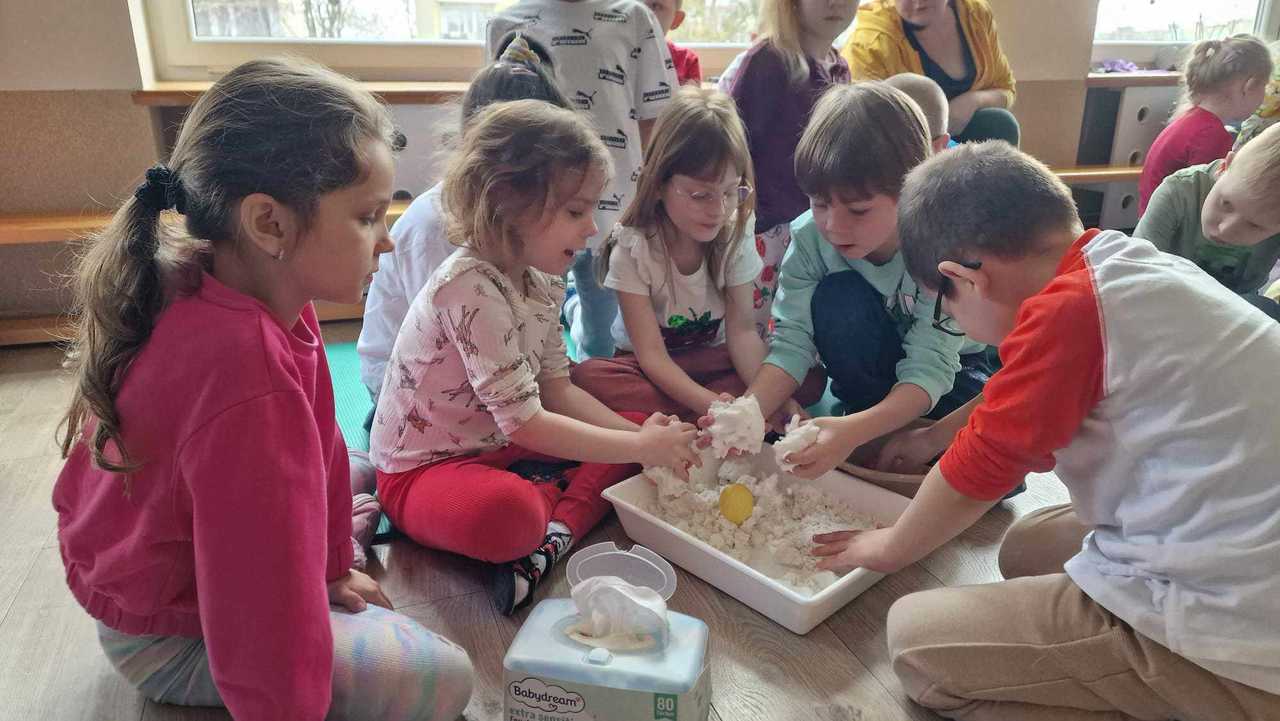 [FOTO] Cotygodniowe zajęcia sensoryczne w Przedszkolu Słoneczko