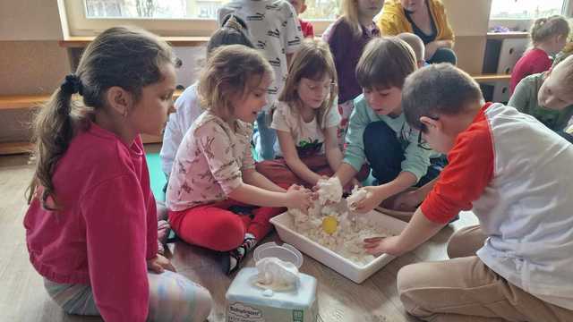 [FOTO] Cotygodniowe zajęcia sensoryczne w Przedszkolu Słoneczko