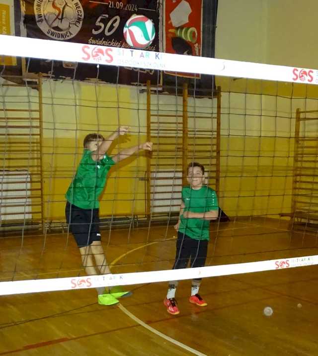 [FOTO] Siatkarskie dwójki rywalizowały w turnieju międzyszkolnym chłopców