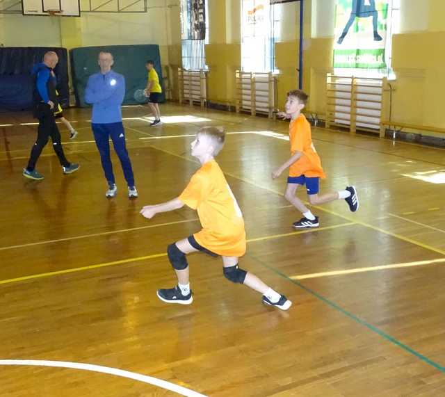 [FOTO] Siatkarskie dwójki rywalizowały w turnieju międzyszkolnym chłopców