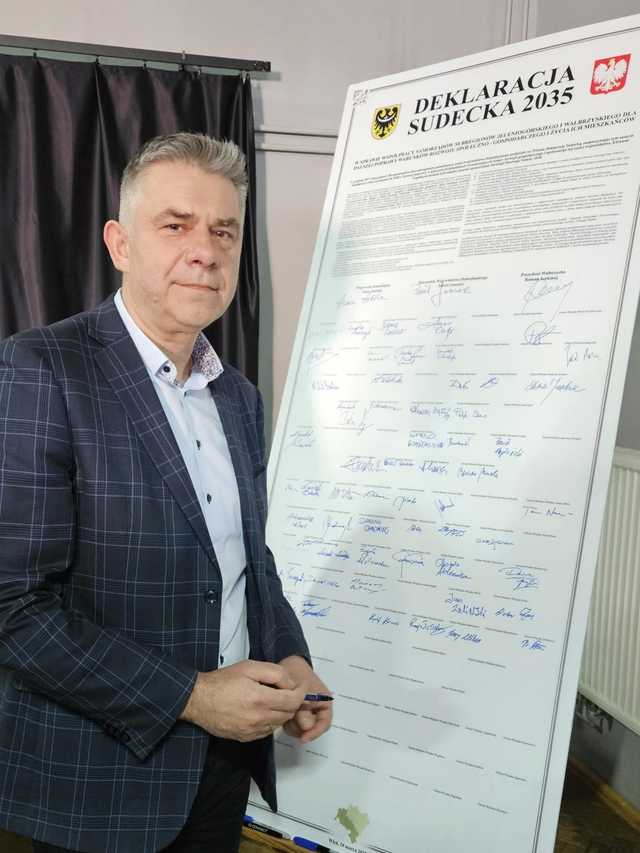 [FOTO] Samorządowcy z naszego powiatu podpisali Deklarację Sudecką 2035. Jakie są główne założenia?