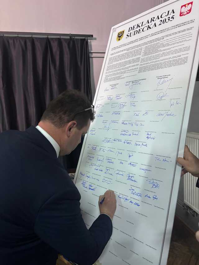 [FOTO] Samorządowcy z naszego powiatu podpisali Deklarację Sudecką 2035. Jakie są główne założenia?