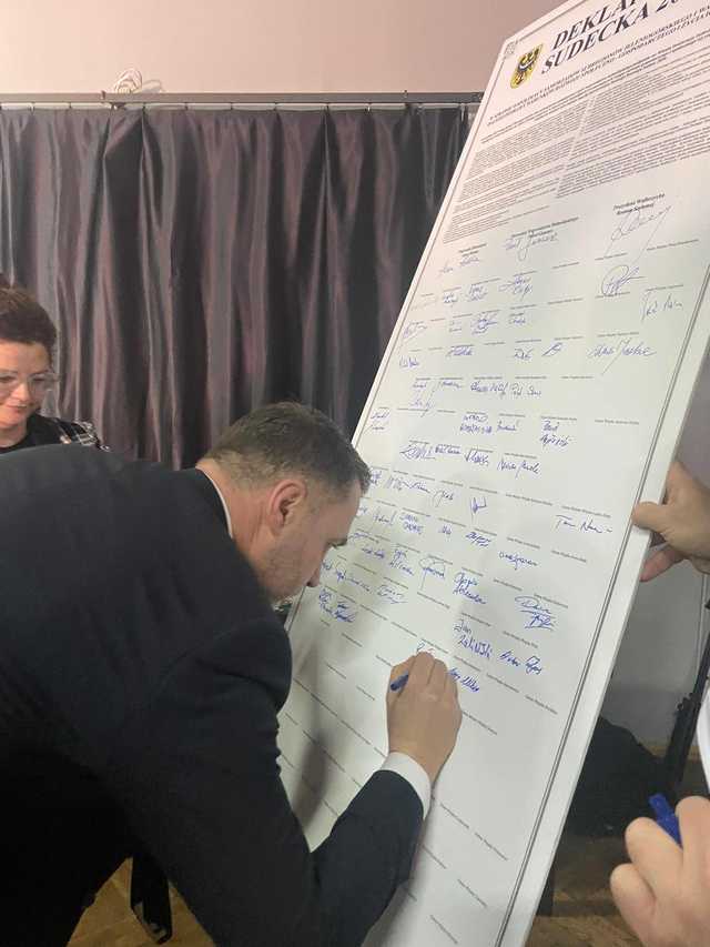 [FOTO] Samorządowcy z naszego powiatu podpisali Deklarację Sudecką 2035. Jakie są główne założenia?