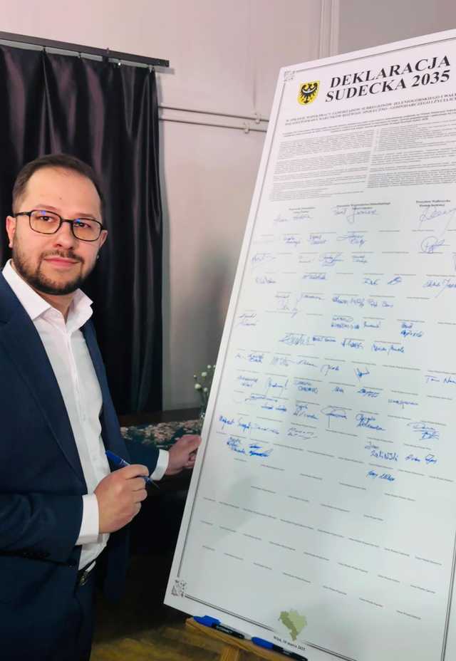 [FOTO] Samorządowcy z naszego powiatu podpisali Deklarację Sudecką 2035. Jakie są główne założenia?