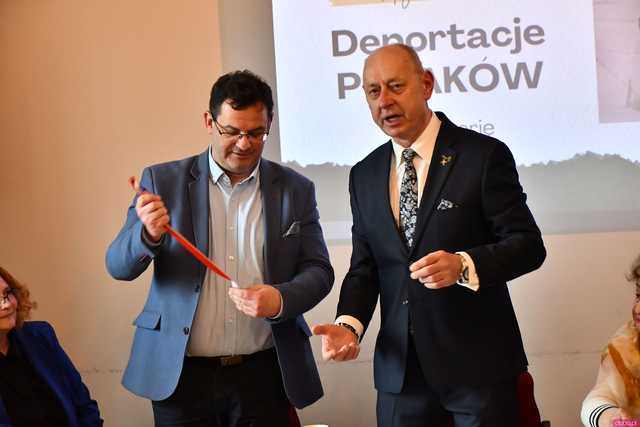 [WIDEO/FOTO] W Strzegomiu upamiętnili 85. rocznicę Deportacji Polaków na Sybir