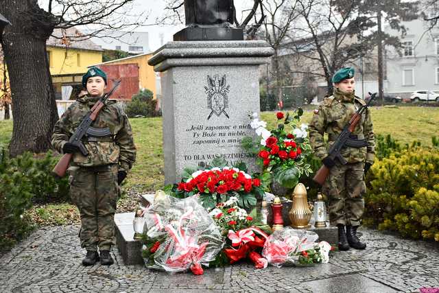 [WIDEO/FOTO] W Strzegomiu upamiętnili 85. rocznicę Deportacji Polaków na Sybir