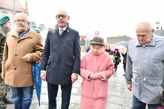 [WIDEO/FOTO] W Strzegomiu upamiętnili 85. rocznicę Deportacji Polaków na Sybir