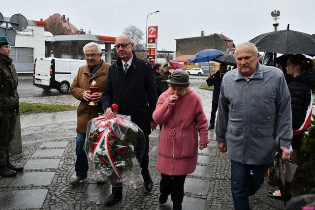 [WIDEO/FOTO] W Strzegomiu upamiętnili 85. rocznicę Deportacji Polaków na Sybir