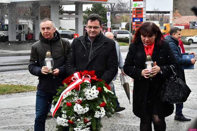 [WIDEO/FOTO] W Strzegomiu upamiętnili 85. rocznicę Deportacji Polaków na Sybir