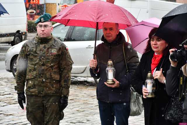 [WIDEO/FOTO] W Strzegomiu upamiętnili 85. rocznicę Deportacji Polaków na Sybir