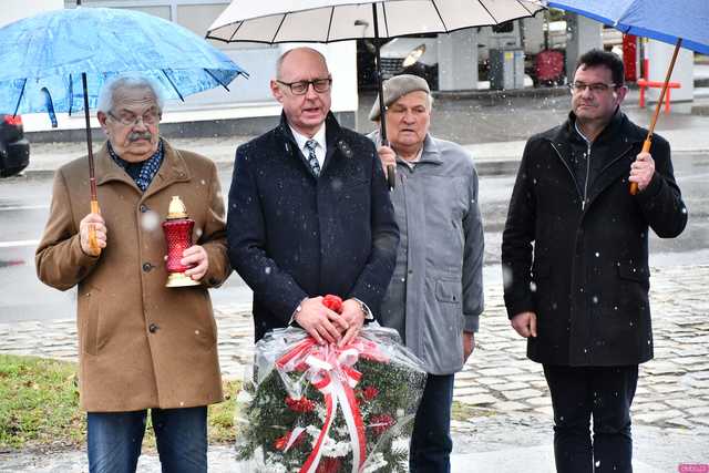 [WIDEO/FOTO] W Strzegomiu upamiętnili 85. rocznicę Deportacji Polaków na Sybir