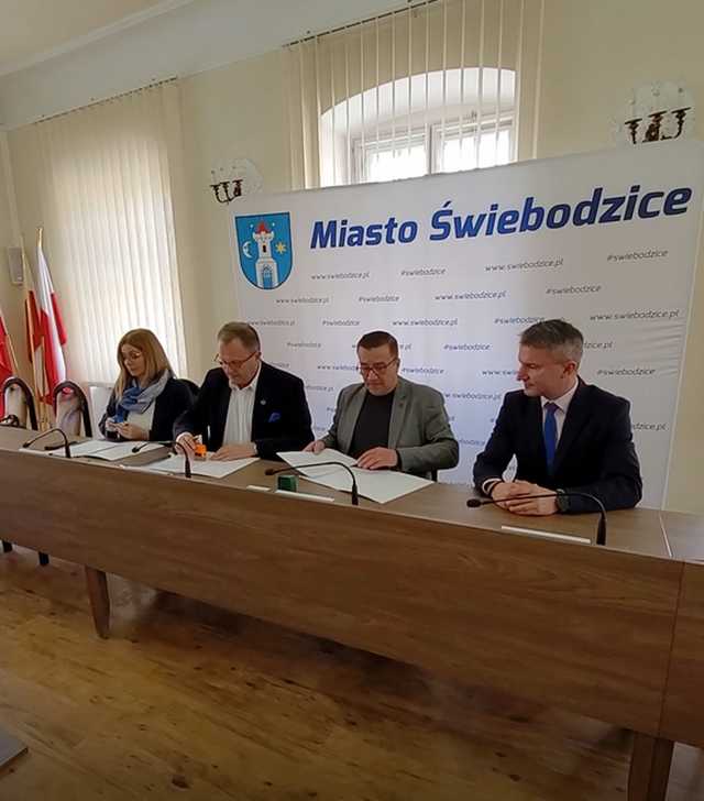 [FOTO] Podpisano umowę na zakup śmieciarki oraz pojemników do selektywnej zbiórki odpadów