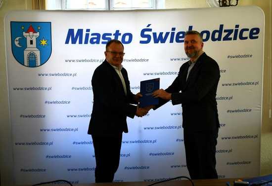 [FOTO] Podpisano umowę na zakup śmieciarki oraz pojemników do selektywnej zbiórki odpadów