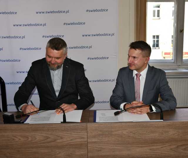 [FOTO] Podpisano umowę na zakup śmieciarki oraz pojemników do selektywnej zbiórki odpadów