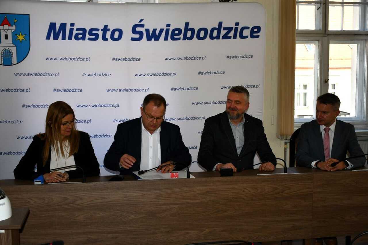 [FOTO] Podpisano umowę na zakup śmieciarki oraz pojemników do selektywnej zbiórki odpadów