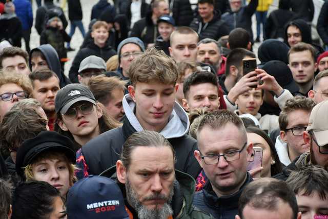 [WIDEO/FOTO] Sławomir Mentzen odwiedził Świdnicę. Tłumy na spotkaniu z kandydatem na Prezydenta RP