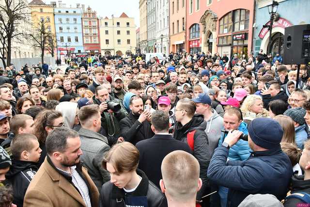 [WIDEO/FOTO] Sławomir Mentzen odwiedził Świdnicę. Tłumy na spotkaniu z kandydatem na Prezydenta RP