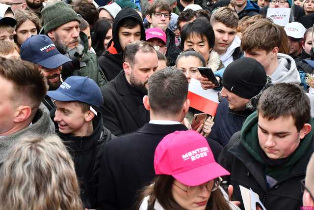[WIDEO/FOTO] Sławomir Mentzen odwiedził Świdnicę. Tłumy na spotkaniu z kandydatem na Prezydenta RP
