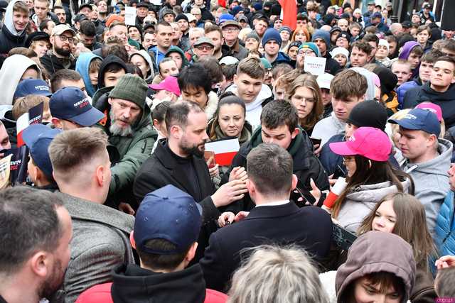 [WIDEO/FOTO] Sławomir Mentzen odwiedził Świdnicę. Tłumy na spotkaniu z kandydatem na Prezydenta RP