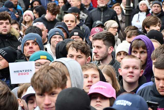 [WIDEO/FOTO] Sławomir Mentzen odwiedził Świdnicę. Tłumy na spotkaniu z kandydatem na Prezydenta RP