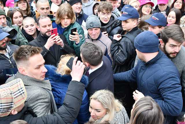 [WIDEO/FOTO] Sławomir Mentzen odwiedził Świdnicę. Tłumy na spotkaniu z kandydatem na Prezydenta RP