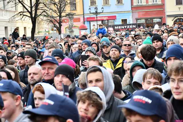 [WIDEO/FOTO] Sławomir Mentzen odwiedził Świdnicę. Tłumy na spotkaniu z kandydatem na Prezydenta RP